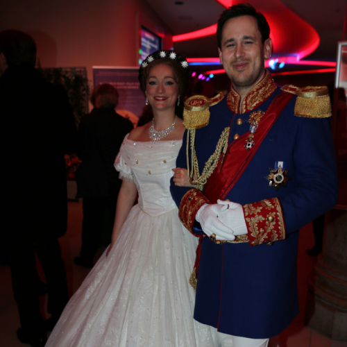 Ludwig II. und Sisi begrüßen die Gäste im Foyer.