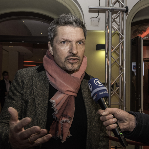 Hardy Krüger jr. beim TV-Interview am Roten Teppich © Susanne Brill