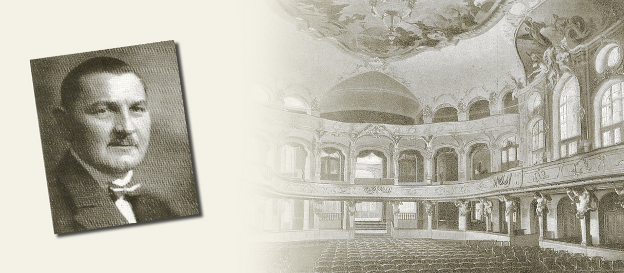 Foto des ehemaligen Geschäftsführers des Deutschen Theaters Hand Gruss vor einem schwarz-weiß Bild des Theatersaals