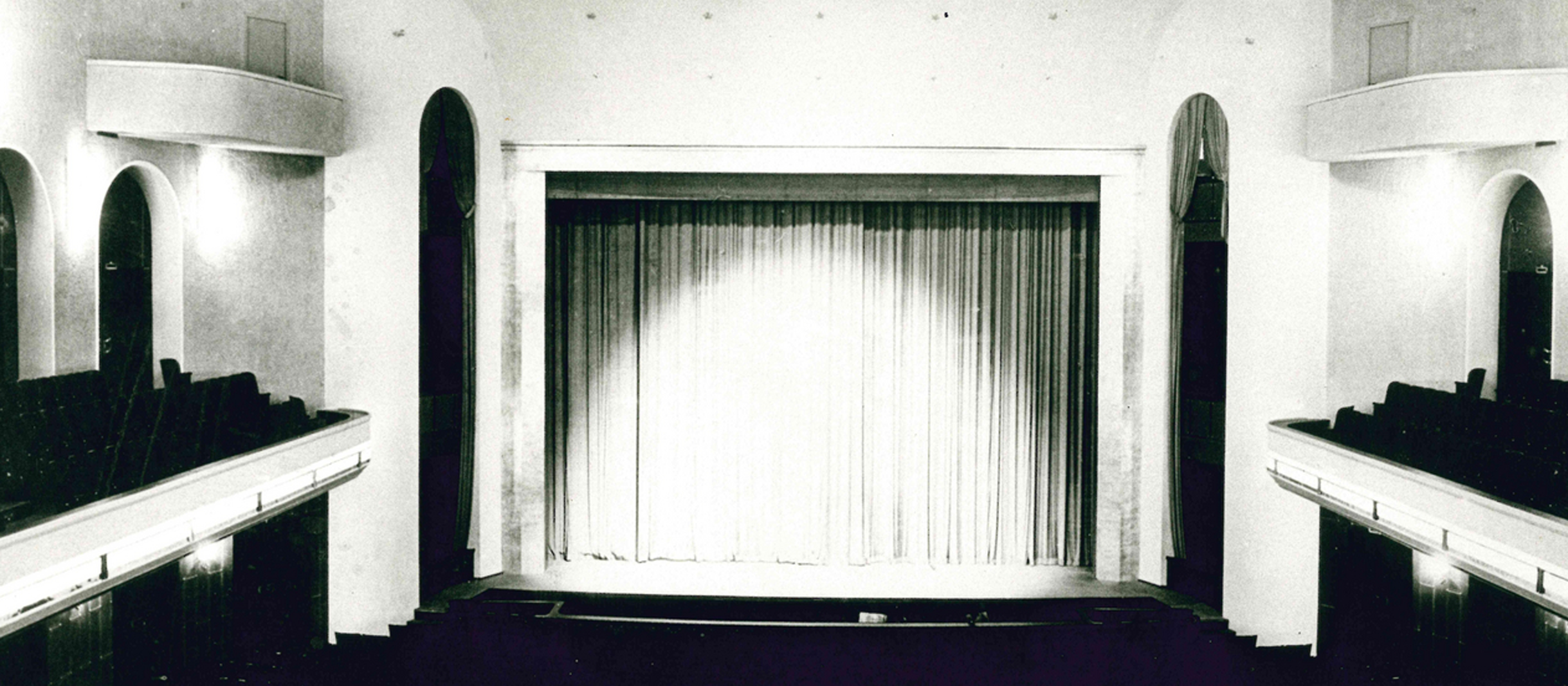Bühne des Deutschen Theaters nach der ersten Sanierung
