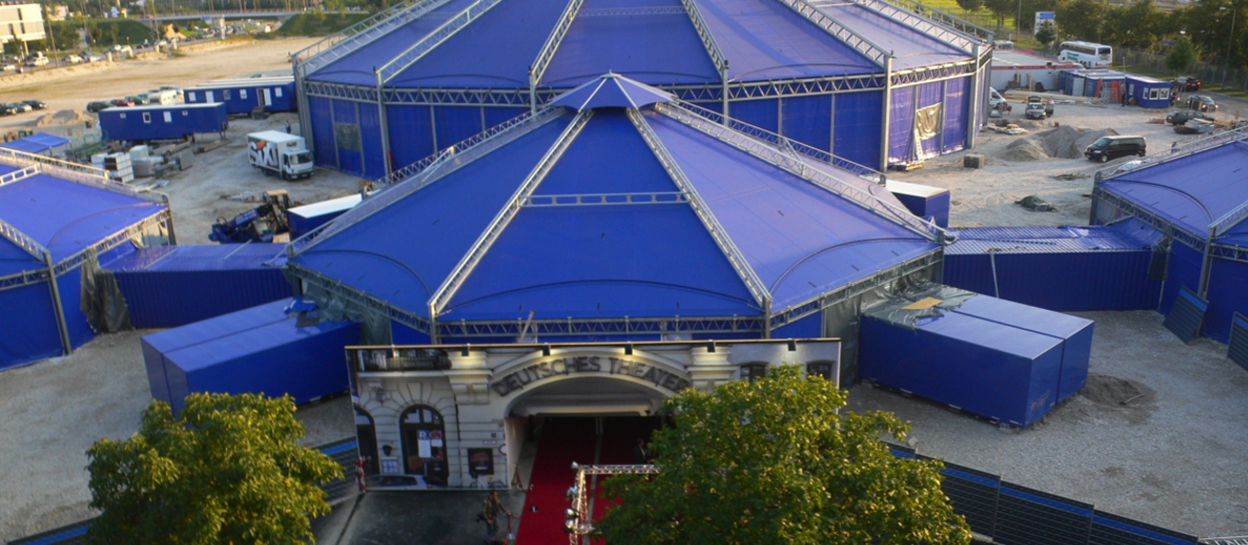 Zeltaufbau des Deutschen Theaters währendd der Sanierung