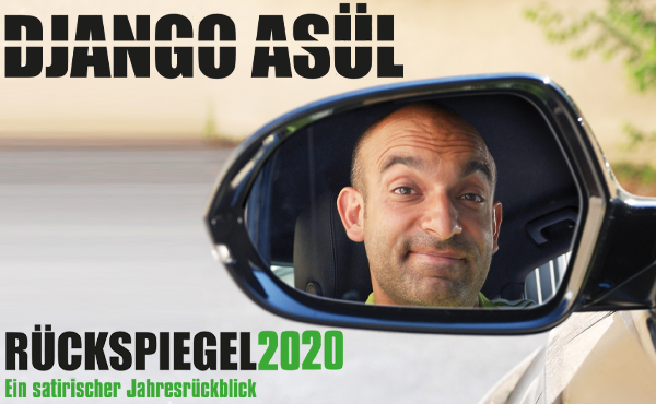 Das Plakatmotiv von Django Asül. Man sieht das Gesicht von Django Asül im Rückspiegel eines Autos. Der Schriftzug Rückspiegel 2020 ist abgedruckt.