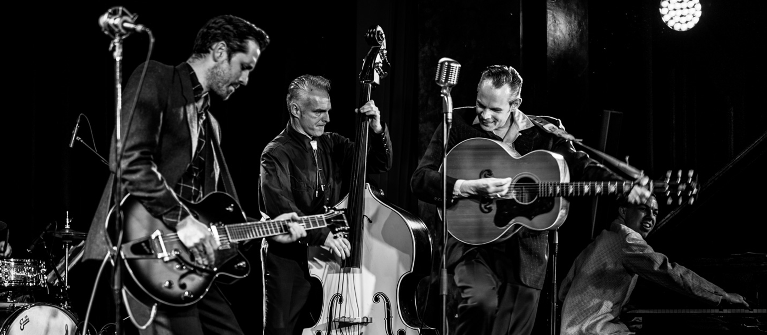 Chris Aaron and the Croakers mit Gitarre und Kontrabas auf einem schwarz-weiß Bild