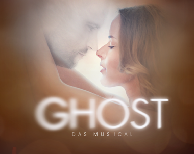 Plakat zum Musical Ghost in München: ein Verliebtes Paar vor vernebeltem Hintergrund