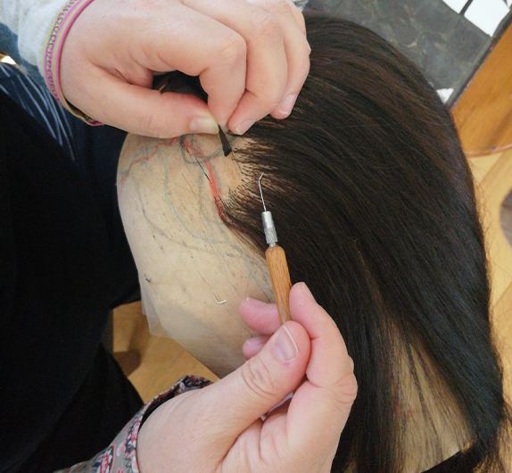 Bild von einer Perücke, an die Haare geknüpft werden