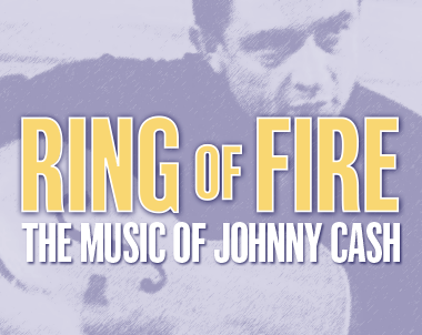 Plakat zum Musical Ring of Fire in München: ein schwarzer Mann mit Gitarrenkoffer vor einem Bild von Johnny Cash
