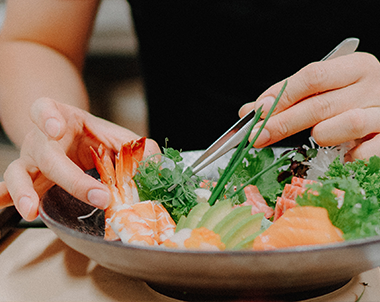 schön angerichteter Fischsalat mit Stäbchen aus dem Restaurant Soyo