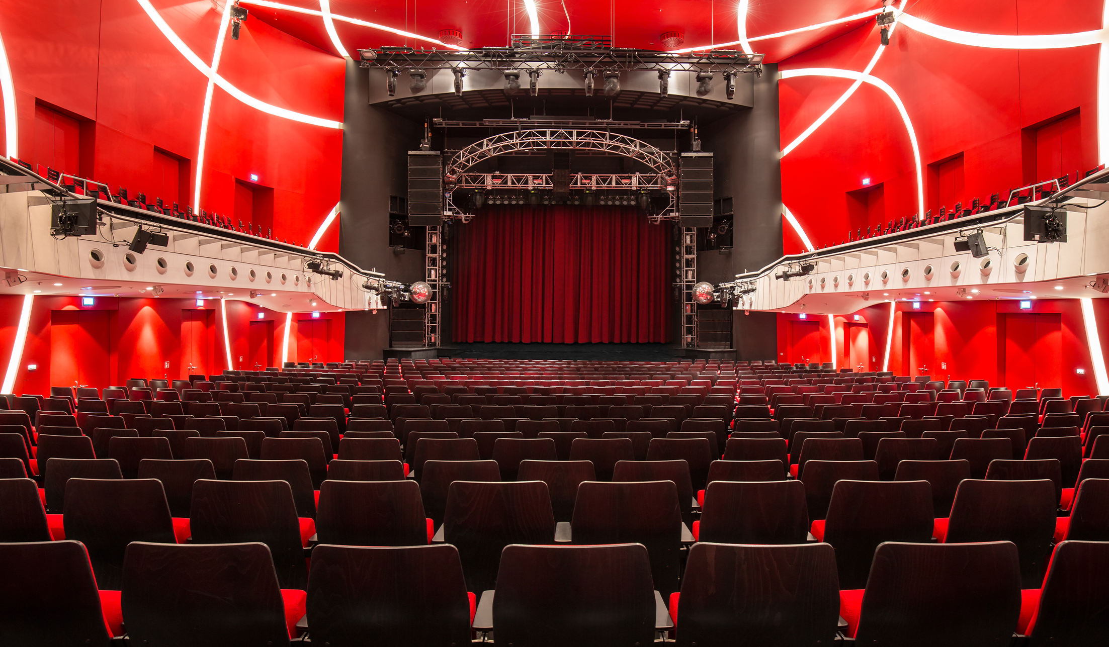 Theatersaal in rot, größtes Gastspieltheater Deutschlands in München