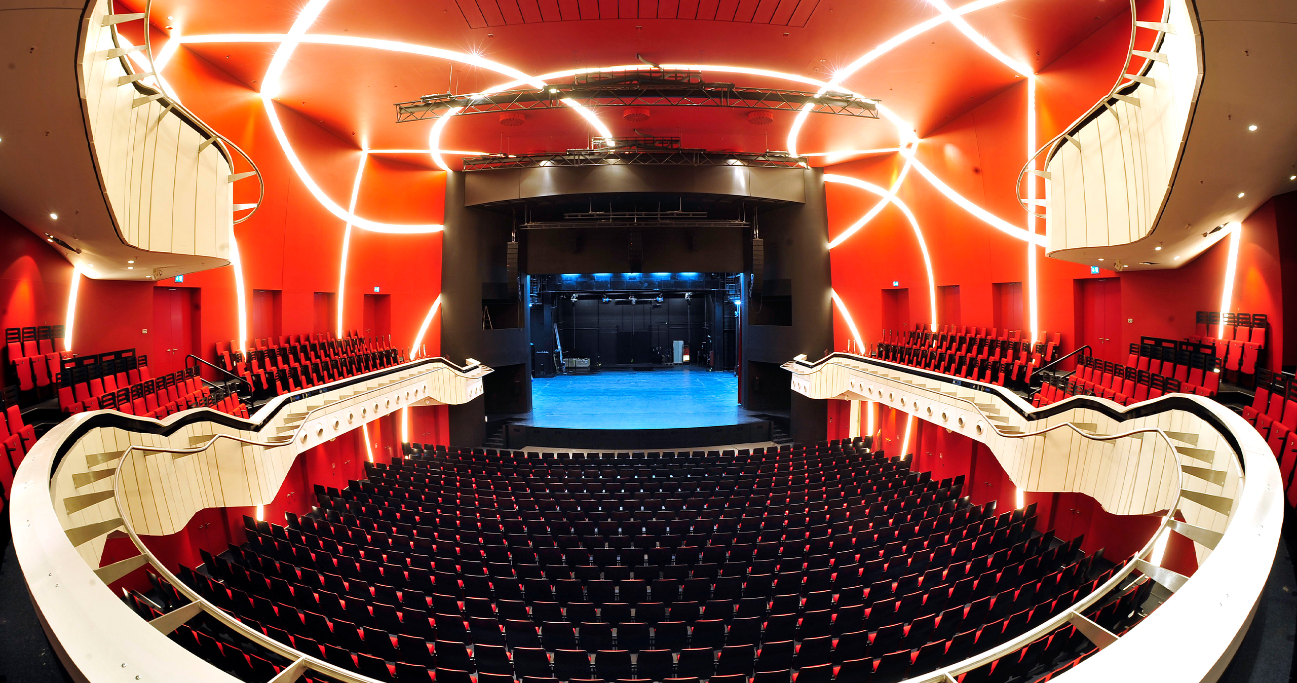 Lady in Red: Der Theatersaal des Deutschen Theaters ist Spielort für Musicals und SHows aus aller Welt.
