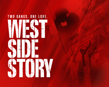 Plakatmotiv zum Musical West Side Story in München: weiße Schrift vor rotem Hintergrund, auf dem die Freiheitsstatue und ein verliebtes Paar zu erkennen sind